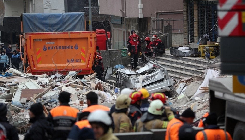 Κωνσταντινούπολη: Θαύμα μέσα στα ερείπια – Ανασύρθηκε ζωντανός ένας έφηβος από το κτίριο που κατέρρευσε